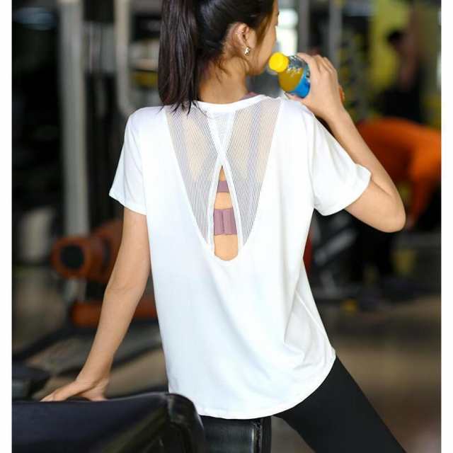■商品説明■シンプルなカットソーにネックのデザインがエレガントさをプラス。シルエットの美しさが自慢です。速乾機能もあり、汗をかいても快適な着心地。■商品仕様■商品名：デザイントップス素材： ナイロン9