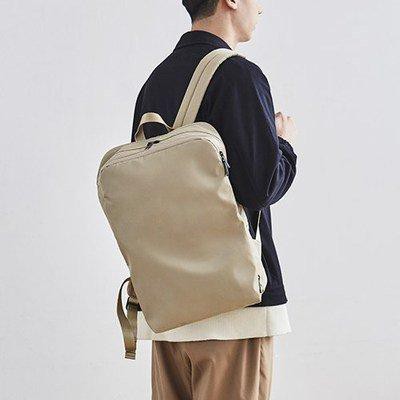 シンプルで大容量タイプのバックパック。男女問わずご使用いただけるユニセックス仕様。ブラック、ライトブラウン、グリーン、グレーの4色を展開しています。丈夫なナイロン生地ですので、通勤や通学で大活躍タブレ